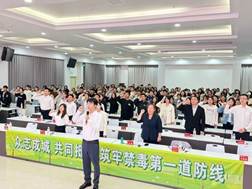 一群人站在室内 AI 生成的内容可能不正确。