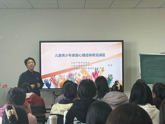 一群人在开会 AI 生成的内容可能不正确。